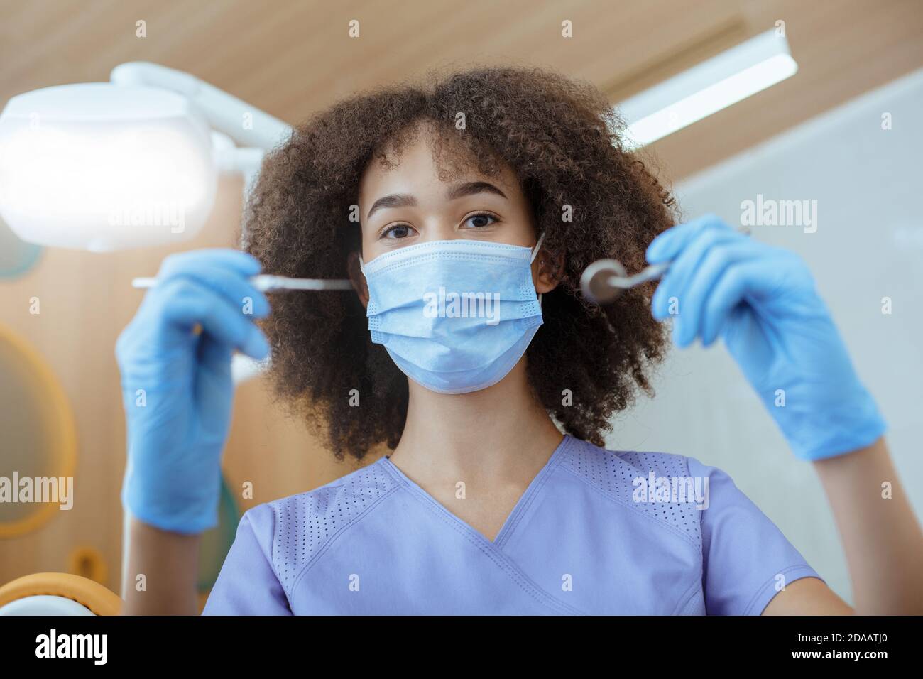Prévention des caries, examen médical moderne et remplissage Banque D'Images