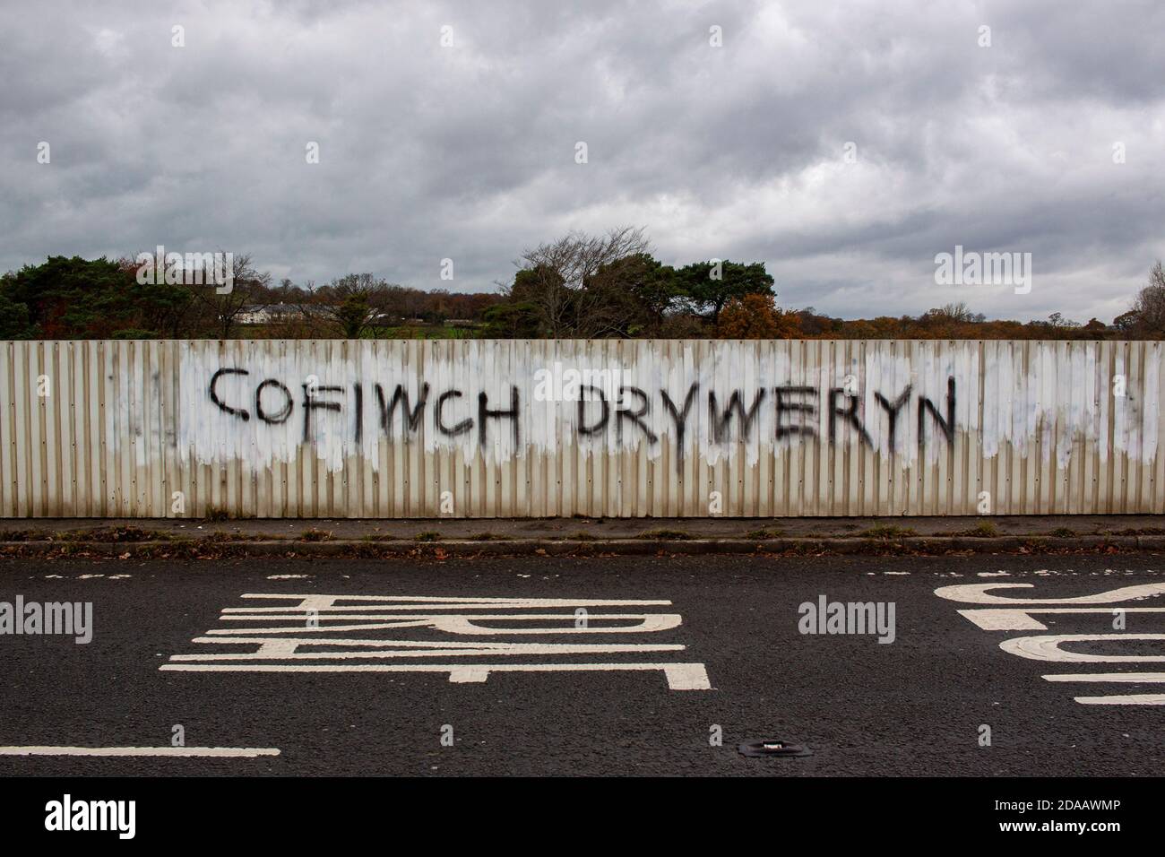 Cardiff, pays de Galles, Royaume-Uni. 11 novembre 2020. Un message lit 'Cofiwch Dryweryn' - Rappelez-vous Tryweryn sur un pont près de Hensol, pays de Galles. Crédit : Lewis Mitchell Banque D'Images