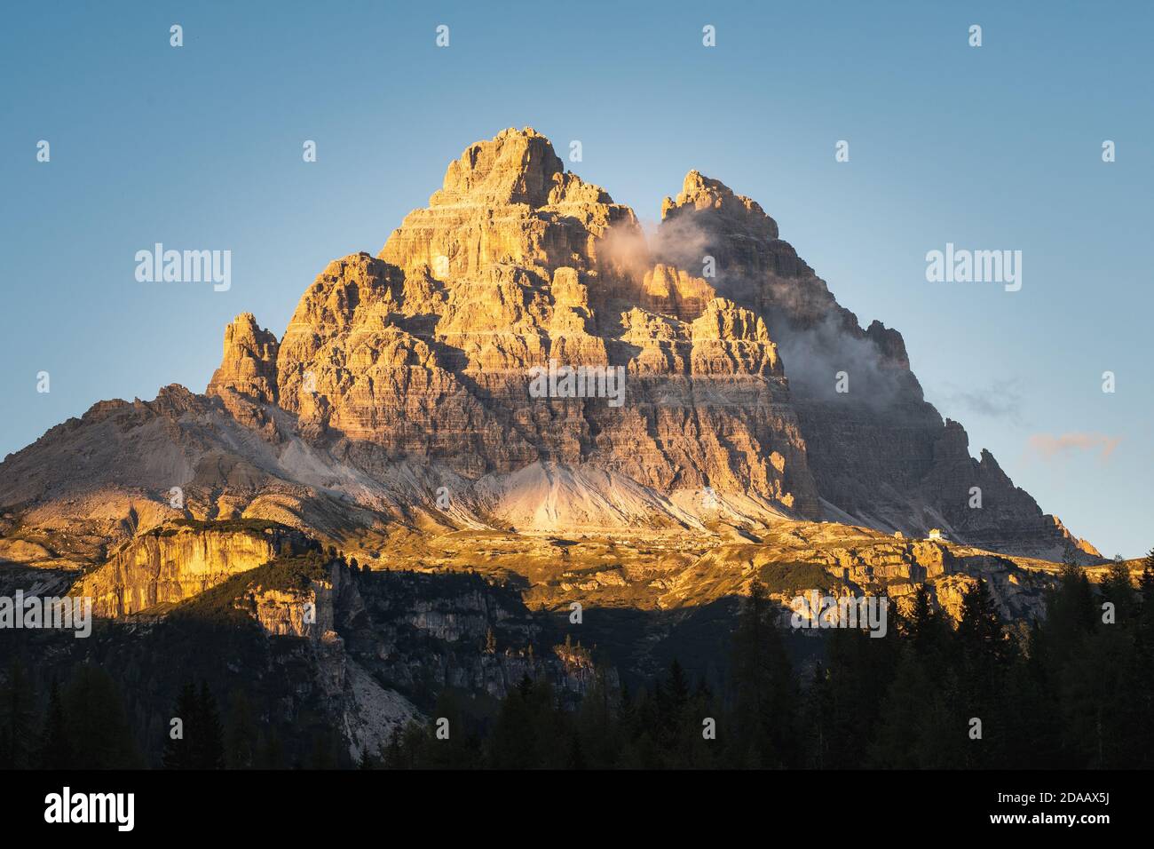 Trois sommets de Lavaredo au coucher du soleil depuis le lac d'Antorno, Auronzo di Cadore, Italie Banque D'Images