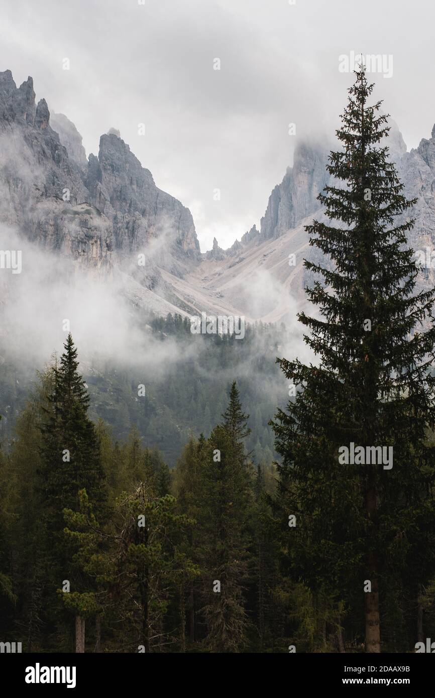 Mystérieuses montagnes nuageux apparaissent de la brume en italien alpes Banque D'Images