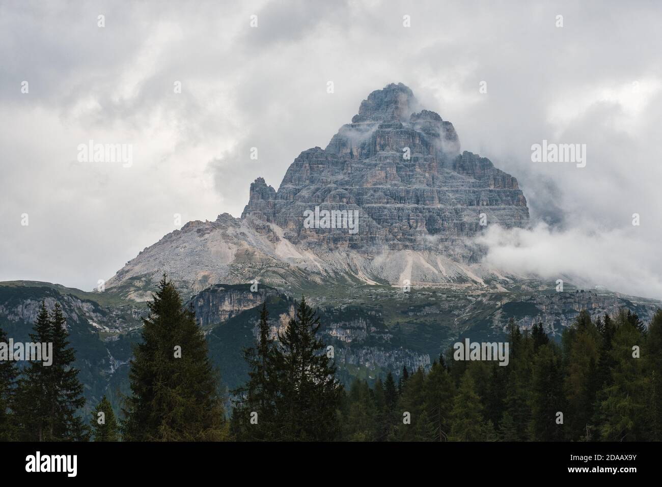 Trois sommets de Lavaredo au coucher du soleil depuis le lac d'Antorno, Auronzo di Cadore, Italie Banque D'Images
