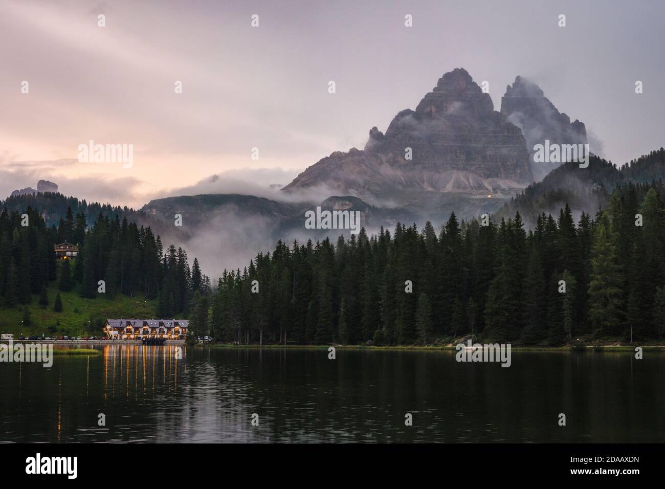 Vue sur le lac Misurina et trois sommets de Lavaredo au coucher du soleil, Auronzo di Cadore Banque D'Images