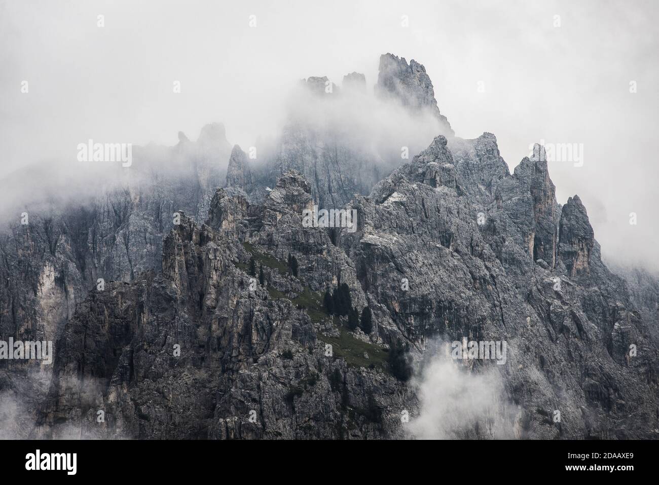 Mystérieuses montagnes nuageux apparaissent de la brume en italien alpes Banque D'Images