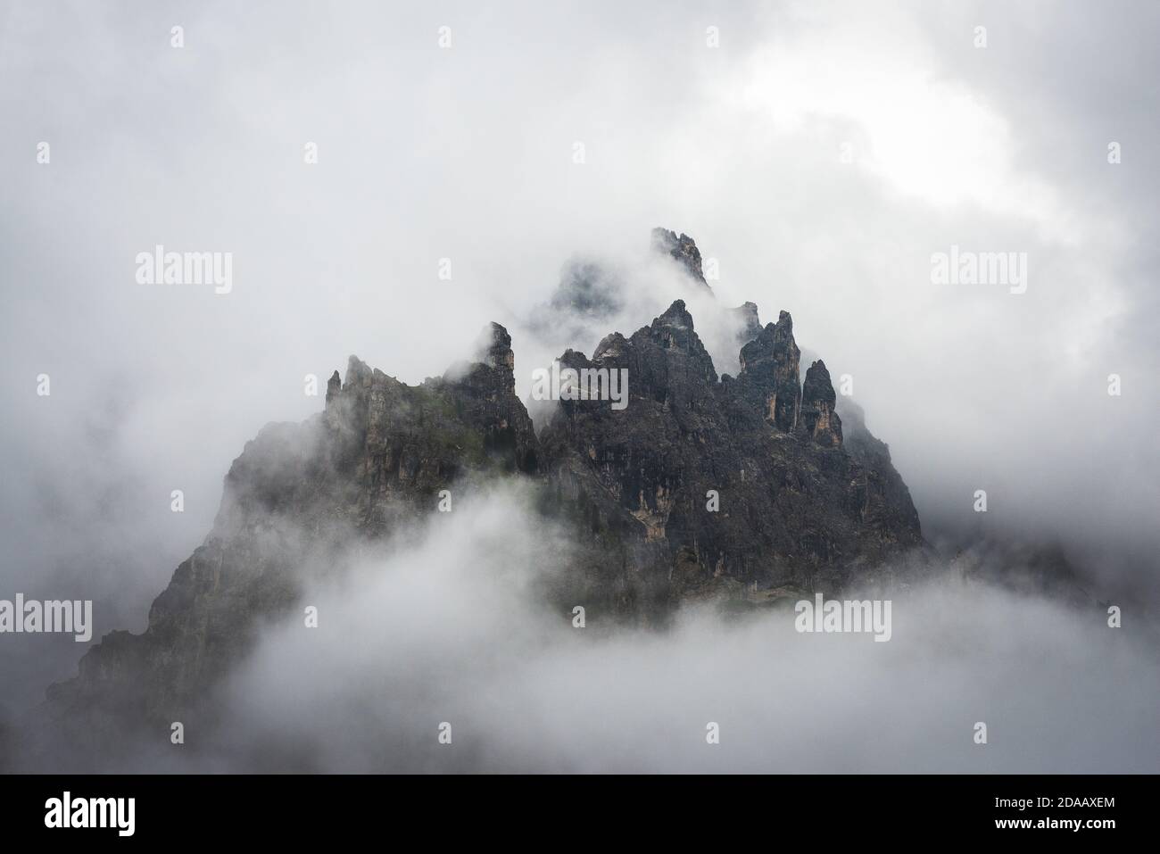 Mystérieuses montagnes nuageux apparaissent de la brume en italien alpes Banque D'Images