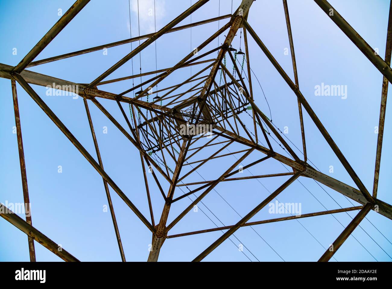 Forme géométrique abstraite de la pyramide de tour électrique. Structure de ligne électrique haute tension Banque D'Images