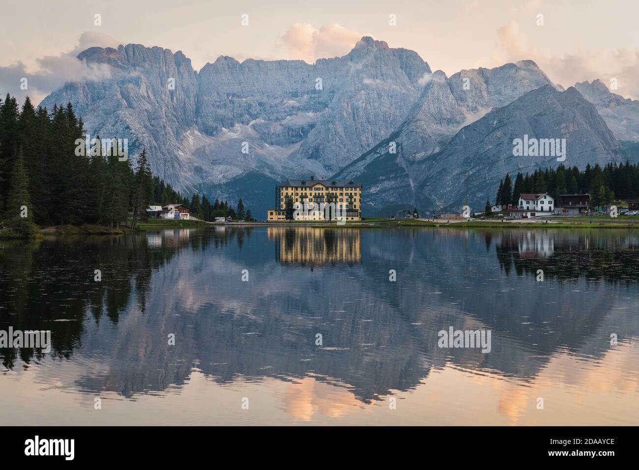 Lac Misurina avec les montagnes Sorapis en arrière-plan Banque D'Images