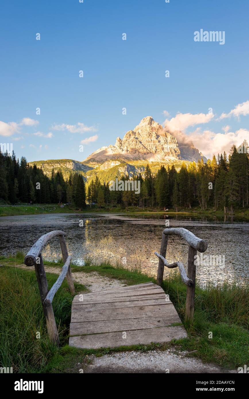 Pont sur le lac Antorno et les trois sommets de Lavaredo en arrière-plan Banque D'Images