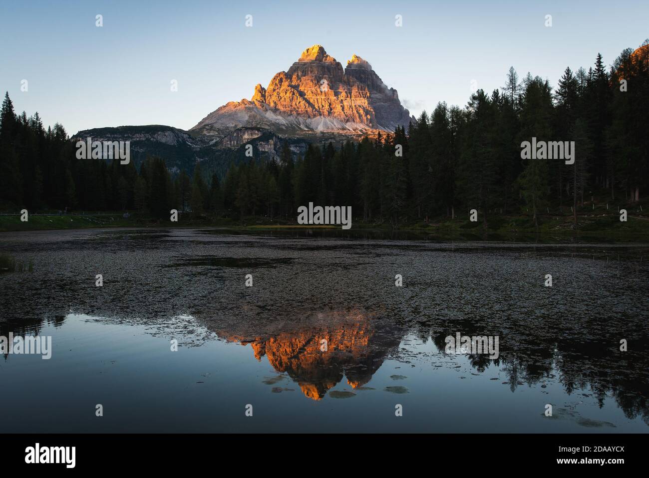 Trois pics de lavaredo se reflètent dans le lac antorno au coucher du soleil Banque D'Images