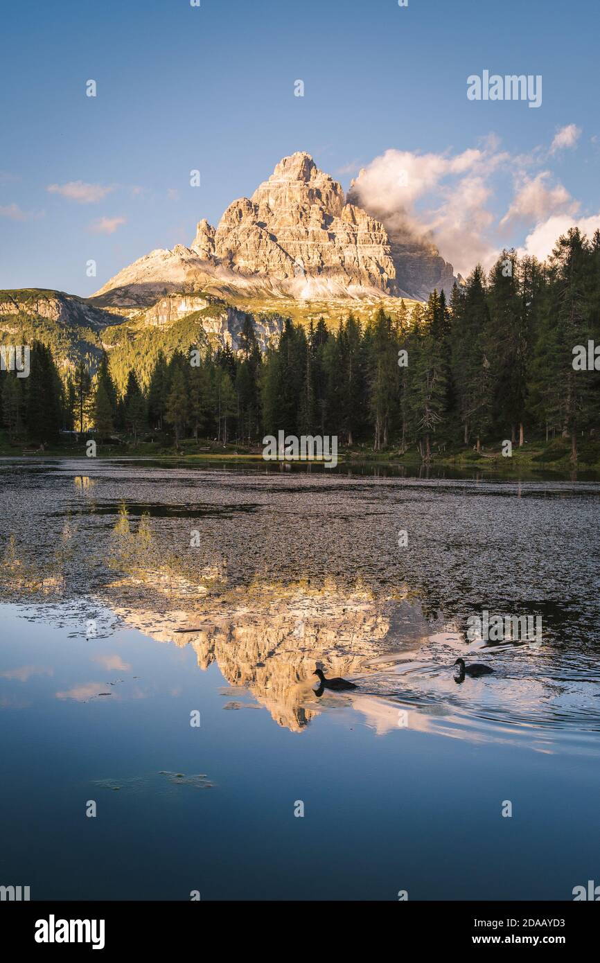 Trois pics de lavaredo se reflètent dans le lac antorno Banque D'Images