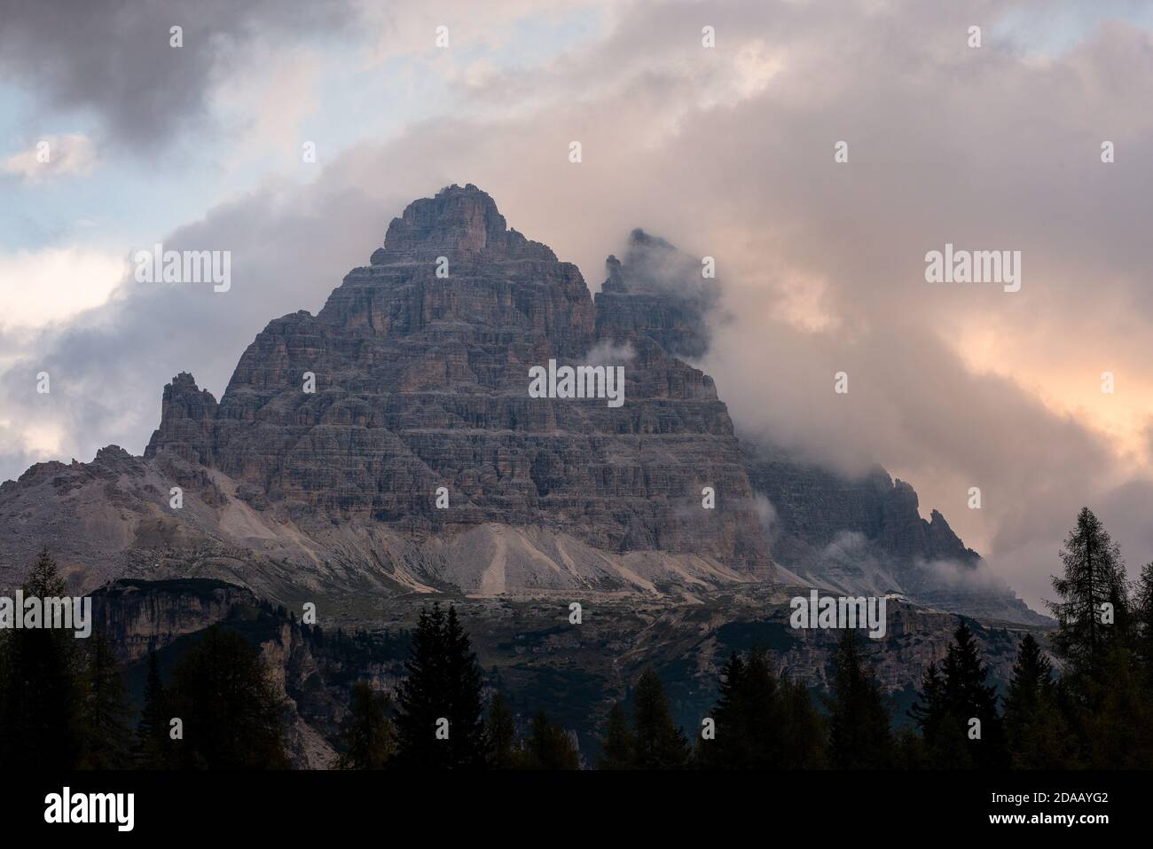 Trois sommets de Lavaredo au coucher du soleil depuis le lac d'Antorno, Auronzo di Cadore, Italie Banque D'Images