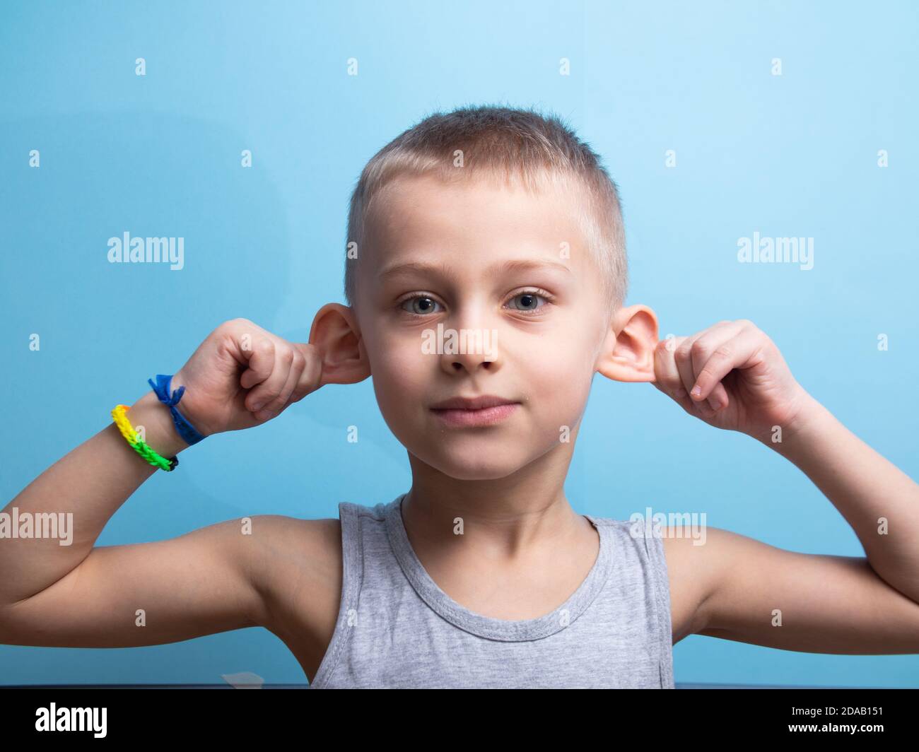 l'enfant s'amuse. le garçon tire ses oreilles comme un singe Photo Stock -  Alamy