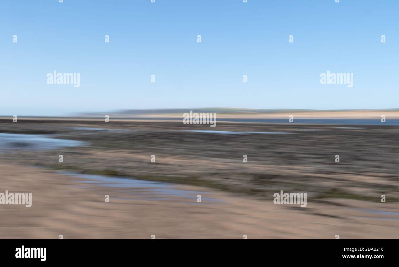 Arrière-plan paysage flou, scène côtière de sable générique. ICM. Banque D'Images