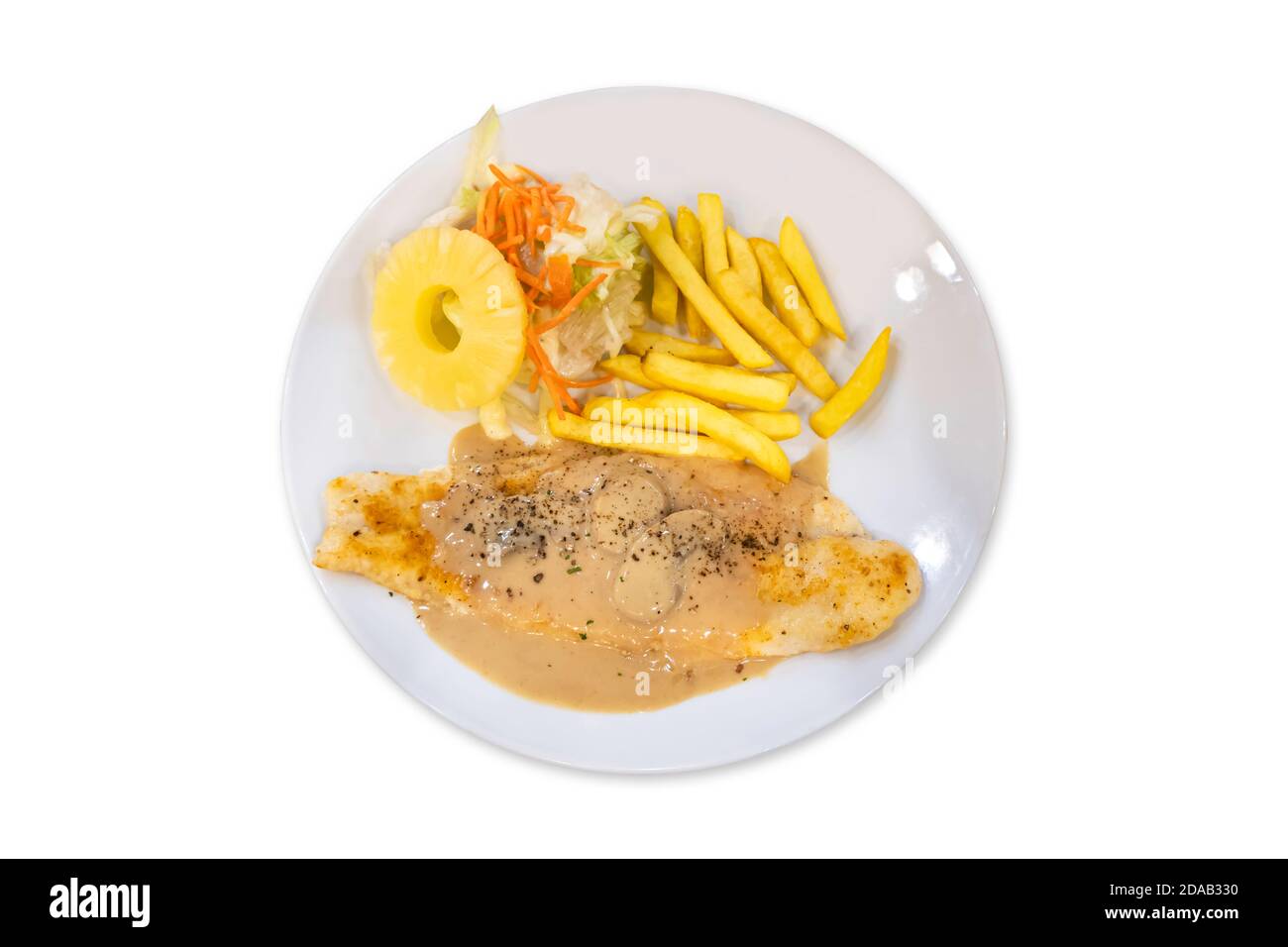Steak de poisson isolé avec frites et salade dans une assiette blanche sur fond blanc avec passe-cheveux. Banque D'Images