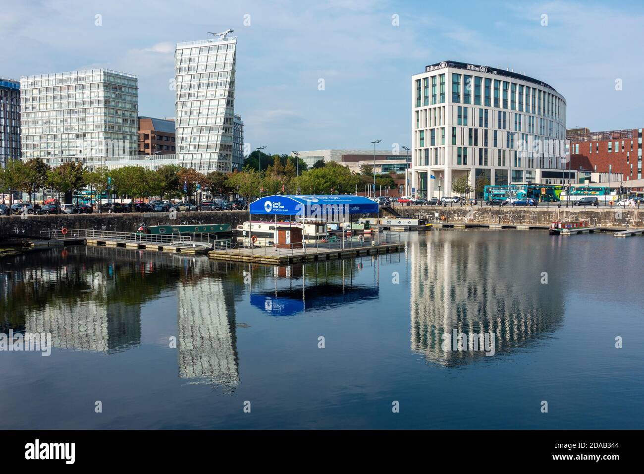Réflexions de bâtiments de haute élévation à Salthouse Quay, Liverpool, Angleterre, Royaume-Uni Banque D'Images