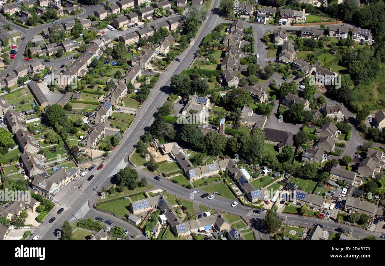Vue aérienne de la route B4022 à travers Charlbury près de Chipping Norton avec une caserne de pompiers dans le centre et un supermarché de Londres en bas à gauche du châssis Banque D'Images
