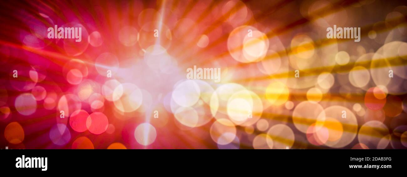Arrière-plan de bokeh circulaire de lumière abstraite en rouge et jaune et rayons de lumière. Banque D'Images