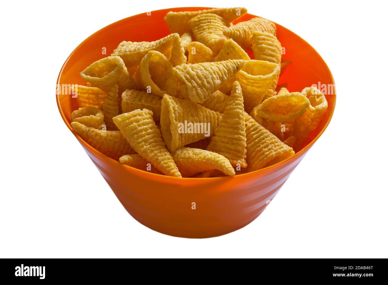 En-cas de maïs Bugles au fromage dans un bol orange coloré isolé sur fond blanc Banque D'Images