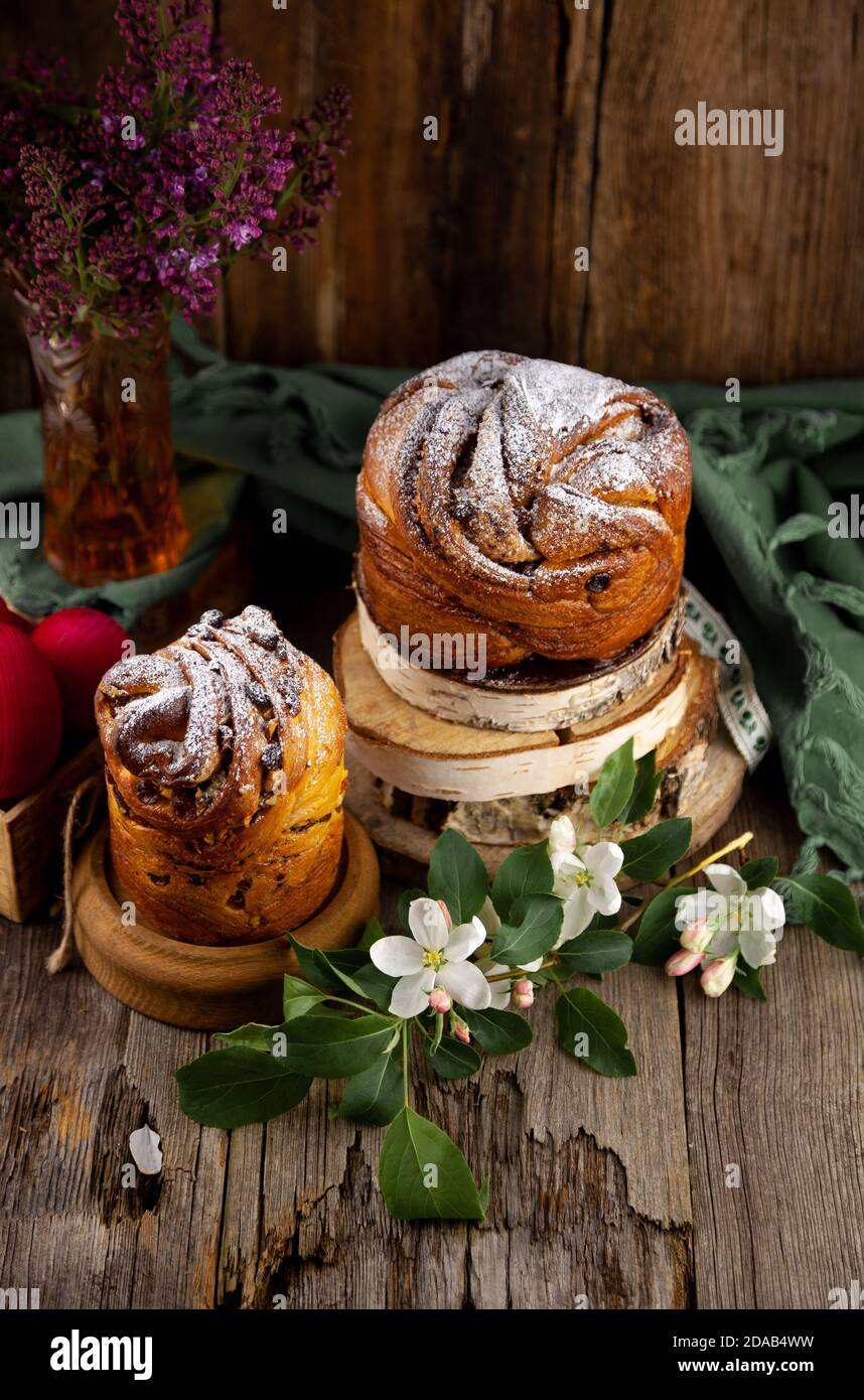 Gâteau de Pâques kraffin. Kraffins aux raisins secs, fruits confits et graines de pavot, saupoudrés de sucre en poudre. Gros plan sur un gâteau maison. Cruffin. Nourriture. Banque D'Images