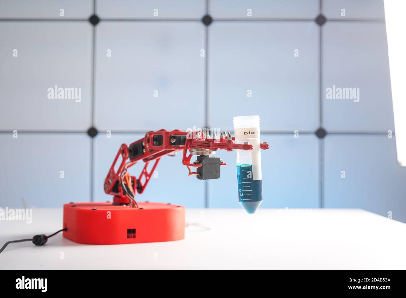 Bras robot avec tube à essai avec échantillon biologique en science laboratoire Banque D'Images