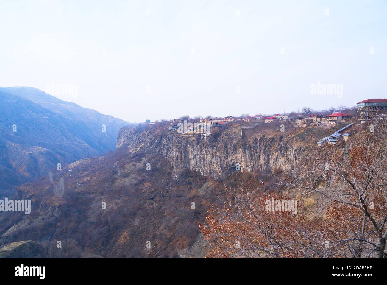 Vue sur la vallée du village Garni Banque D'Images