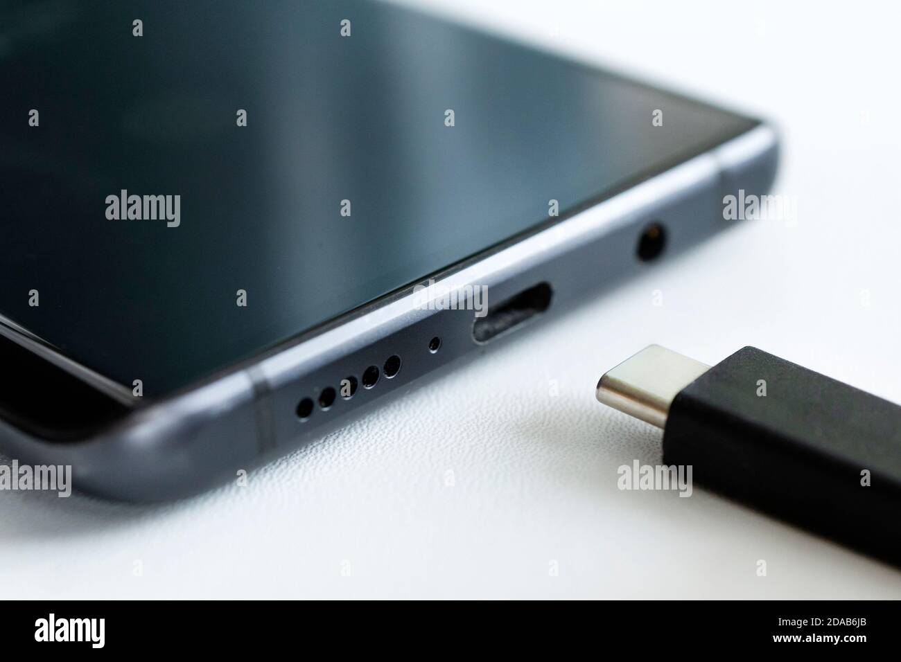Câble USB de type C. usb-c et smartphone. Gros plan de la photographie macro Banque D'Images