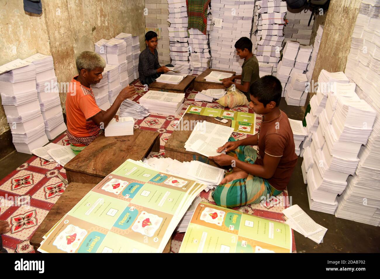 Le 11 novembre 2020, un enfant bangladais travaille dans une usine de reliure à Dhaka, au Bangladesh. Chaque enfant travailleur obtient un salaire de quatre cents T. Banque D'Images