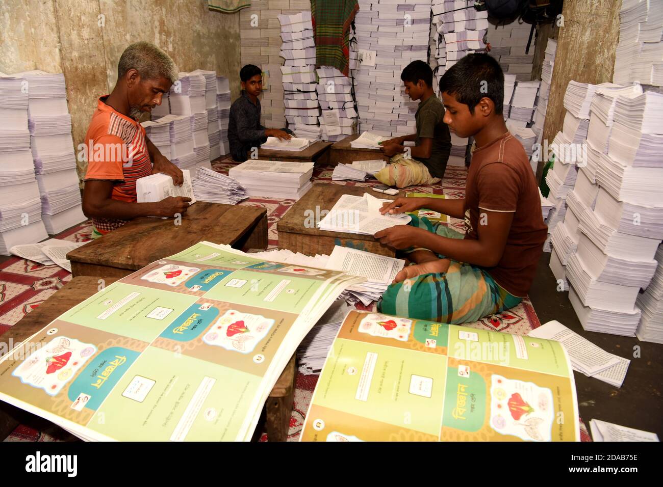 Le 11 novembre 2020, un enfant bangladais travaille dans une usine de reliure à Dhaka, au Bangladesh. Chaque enfant travailleur obtient un salaire de quatre cents T. Banque D'Images