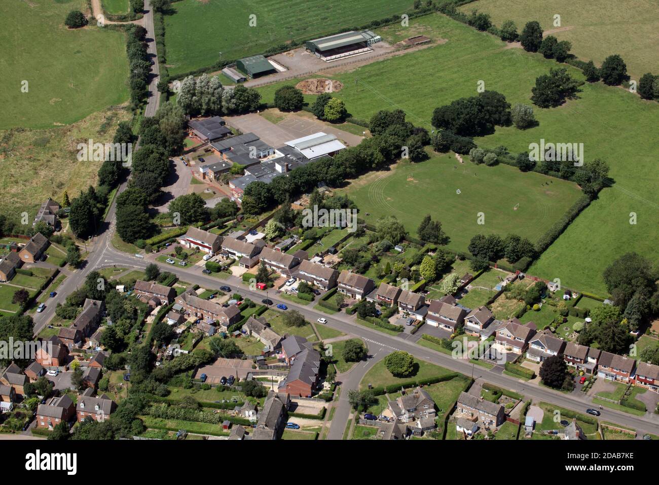 Vue aérienne de Tadmarton Road à Bloxham, Oxfordshire, y compris l'école primaire locale Banque D'Images