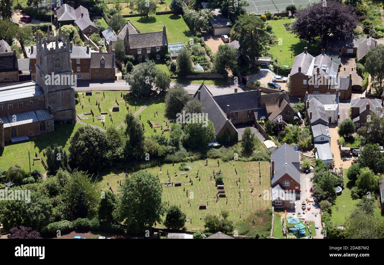 Vue aérienne de l'église et du cimetière Hook Norton et de la bibliothèque Hook Norton, Oxfordshire Banque D'Images