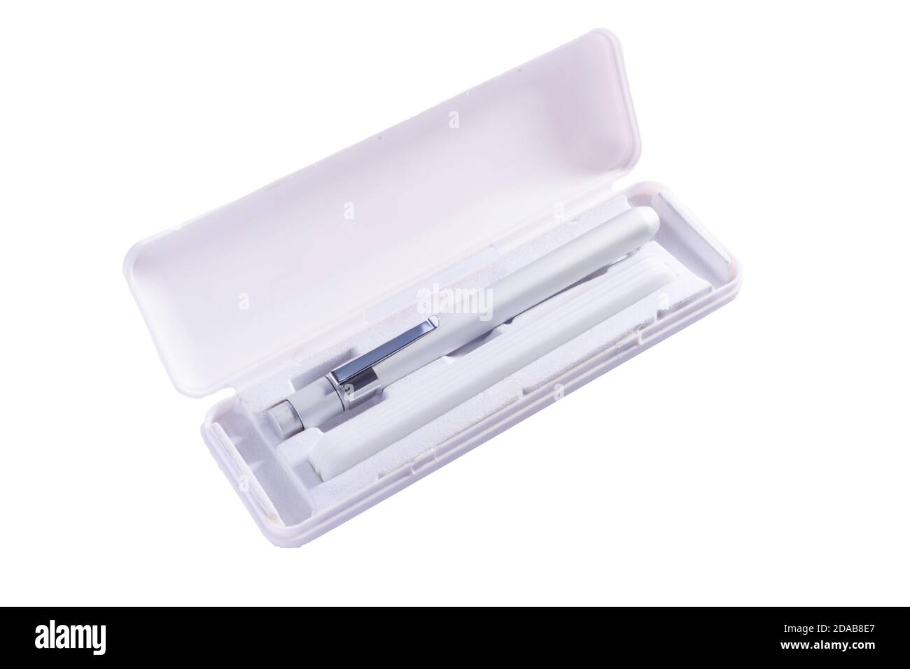 Lampe de poche médicale pour examen sur fond blanc diagnostic médical lampe  stylo avec lampe flash de jauge de pupille Photo Stock - Alamy