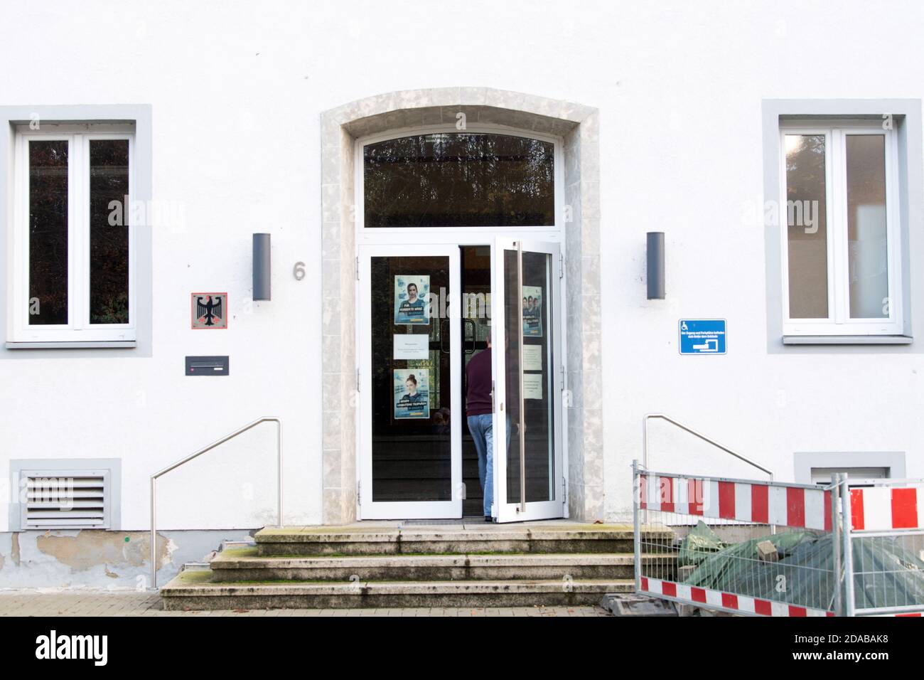 Emmerich am Rhein, Allemagne. 11 novembre 2020. Un homme passe par la porte du bureau de douane. Lors d'un spectaculaire coup d'Etat cambriolage à Emmerich sur le Rhin inférieur, quatre hommes ont capturé environ 6.5 millions d'euros. Les auteurs ont échappé, jusqu'à présent il n'y a pas de plomb brûlant. Credit: Federico Gambarini/dpa/Alay Live News Banque D'Images