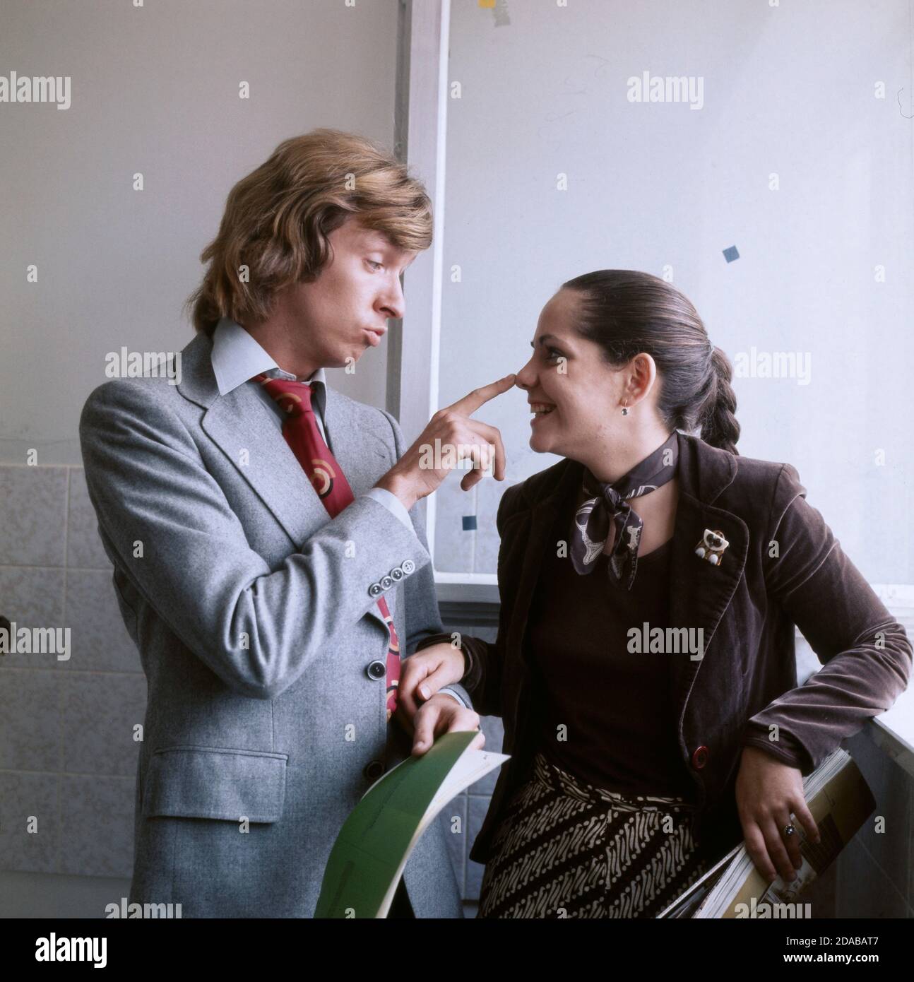 Werner Schulze-Erdel und Elisabeth Bronfen in Zeit der Bewährung, Regie: Hans Peter Meier, 1977. Werner Schulze-Erdel und Elisabeth Bronfen in Zeit der Bewährung, Directeur : Hans Peter Meier, 1977. Banque D'Images