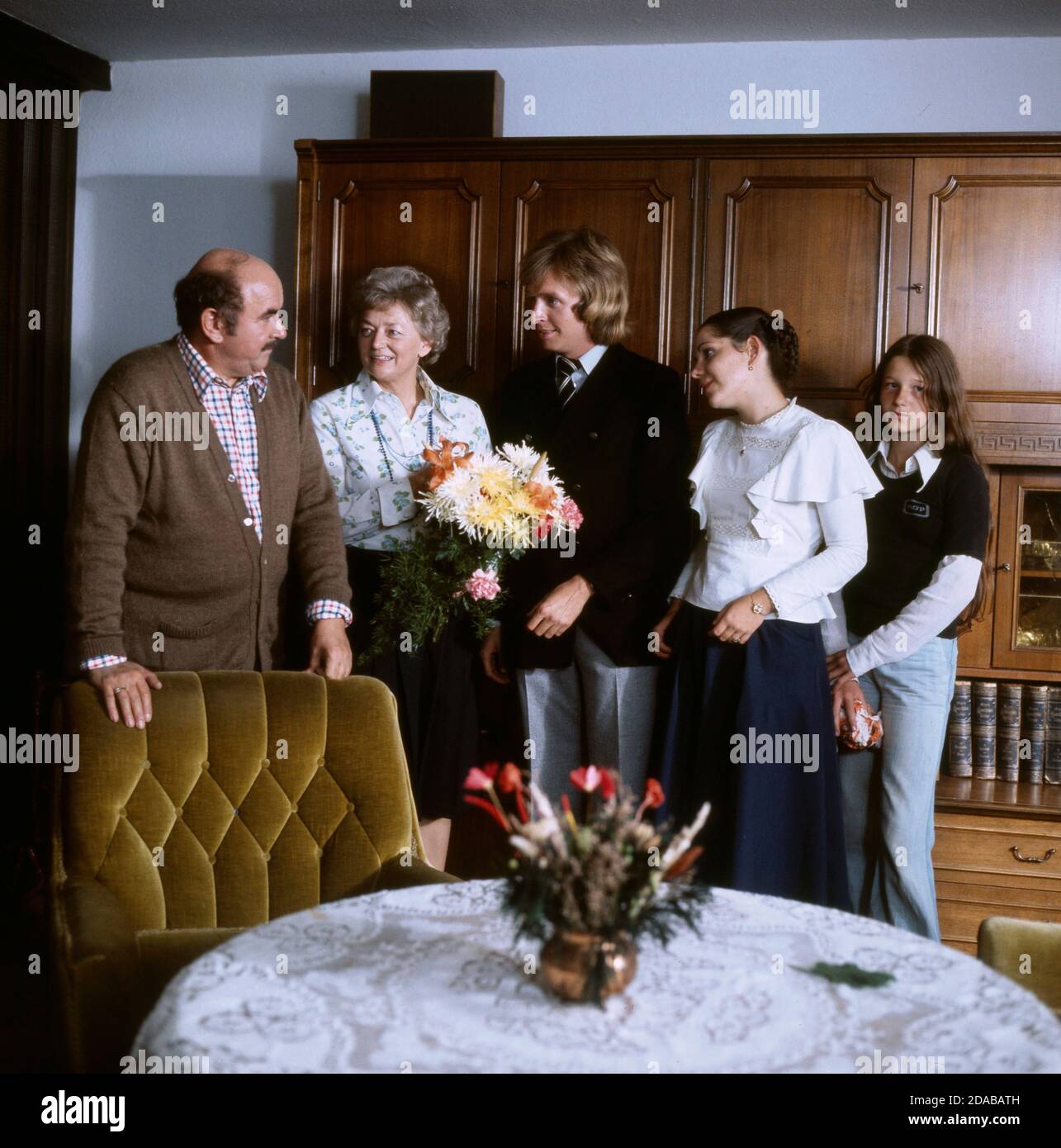 Walter Sedlmayr, Franziska Stömmer, Werner Schulze-Erdel et Elisabeth Bronfen in Zeit der Bewährung, Regie: Hans Peter Meier, 1977. Walter Sedlmayr, Franziska Stömmer, Werner Schulze-Erdel et Elisabeth Bronfen in Zeit der Bewährung, Directeur : Hans Peter Meier, 1977. Banque D'Images