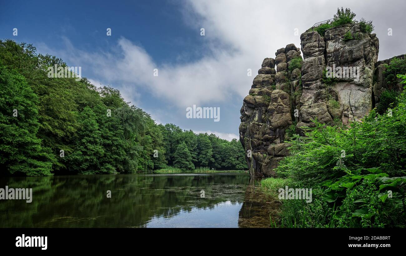 L'Externsteine, un lieu mystique en Rhénanie-du-Nord-Westphalie, Allemagne Banque D'Images