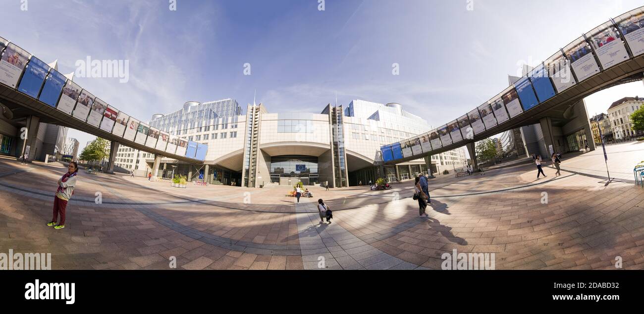 Bruxelles, Belgique, août 2019. Le bâtiment Altiero Spinelli du Parlement européen dans une photo panoramique grand format. Les touristes posent pour un pH souvenir Banque D'Images