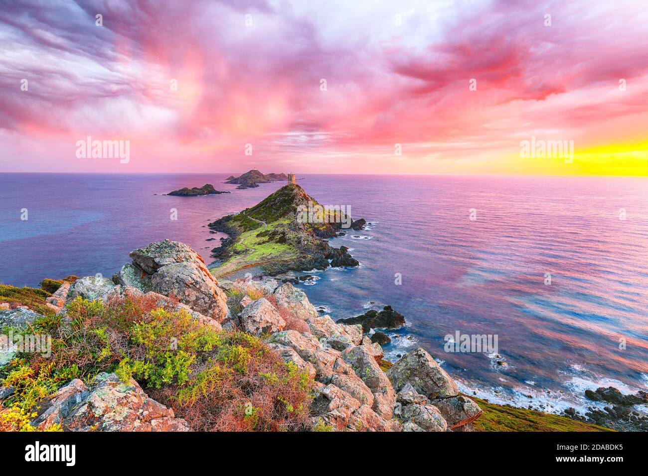 Coucher de soleil sur la destination touristique populaire Torra di a Parata avec tour génoise et archipel des îles Sanguinaires en arrière-plan. Emplacement: Corse-du Banque D'Images