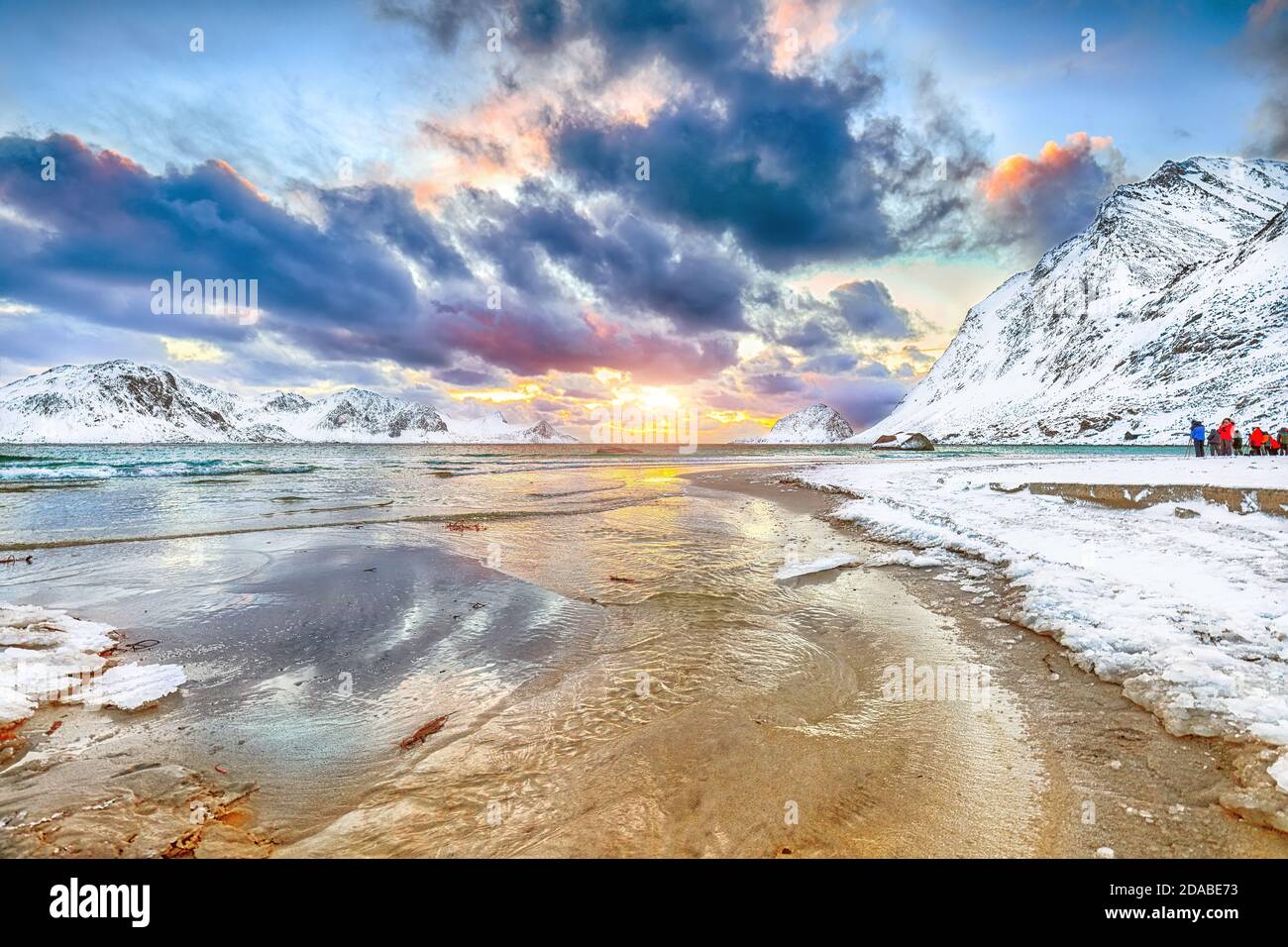 Fabuleux paysage d'hiver avec la plage de Haukland au coucher du soleil et des sommets enneigés près de Leknes. Lieu: Leknes, Vestvagoy, Lofotens, Norvège Banque D'Images