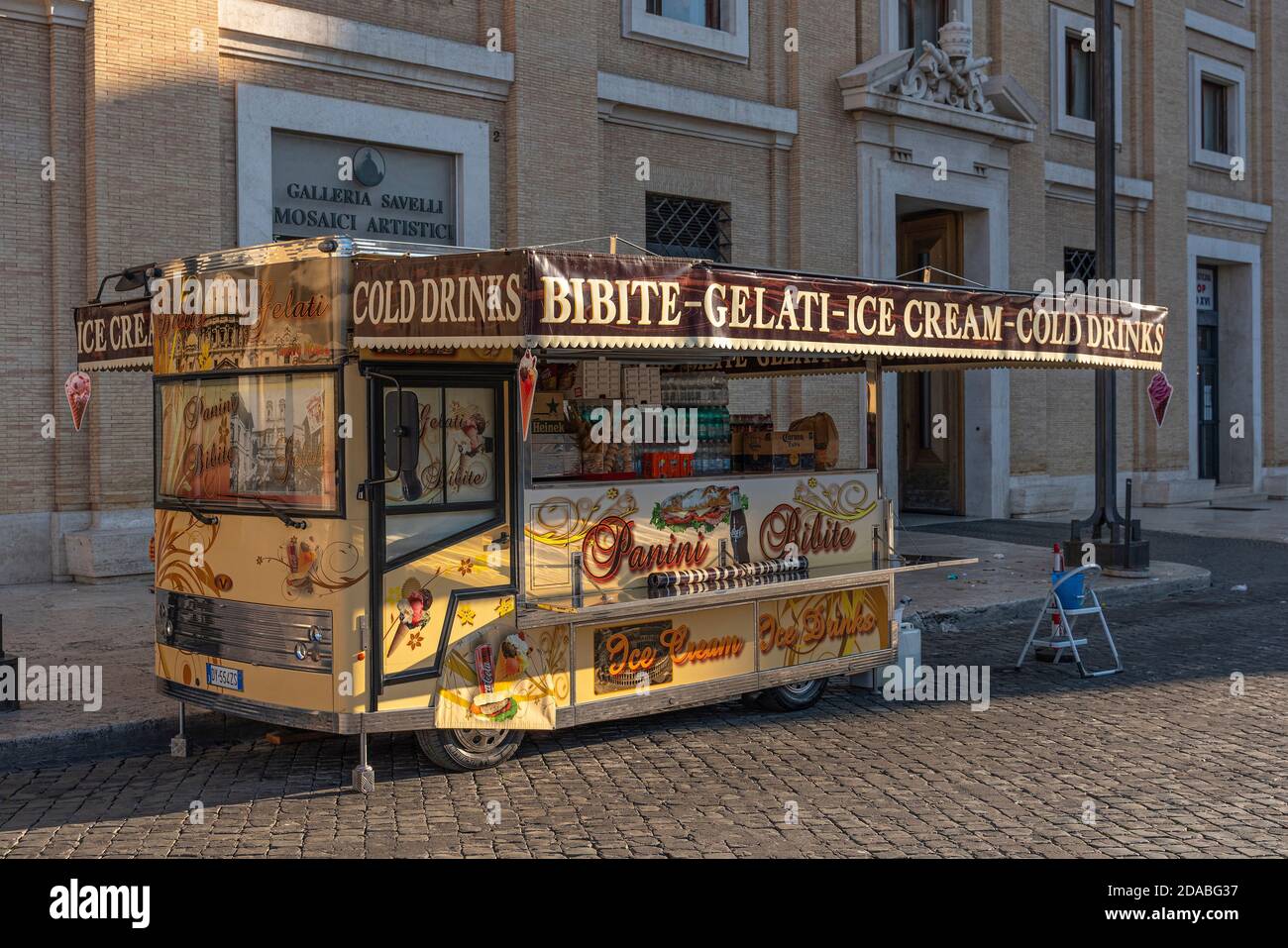 Camion alimentaire dans une rue de Rome. Rome, Italie, Europe Banque D'Images