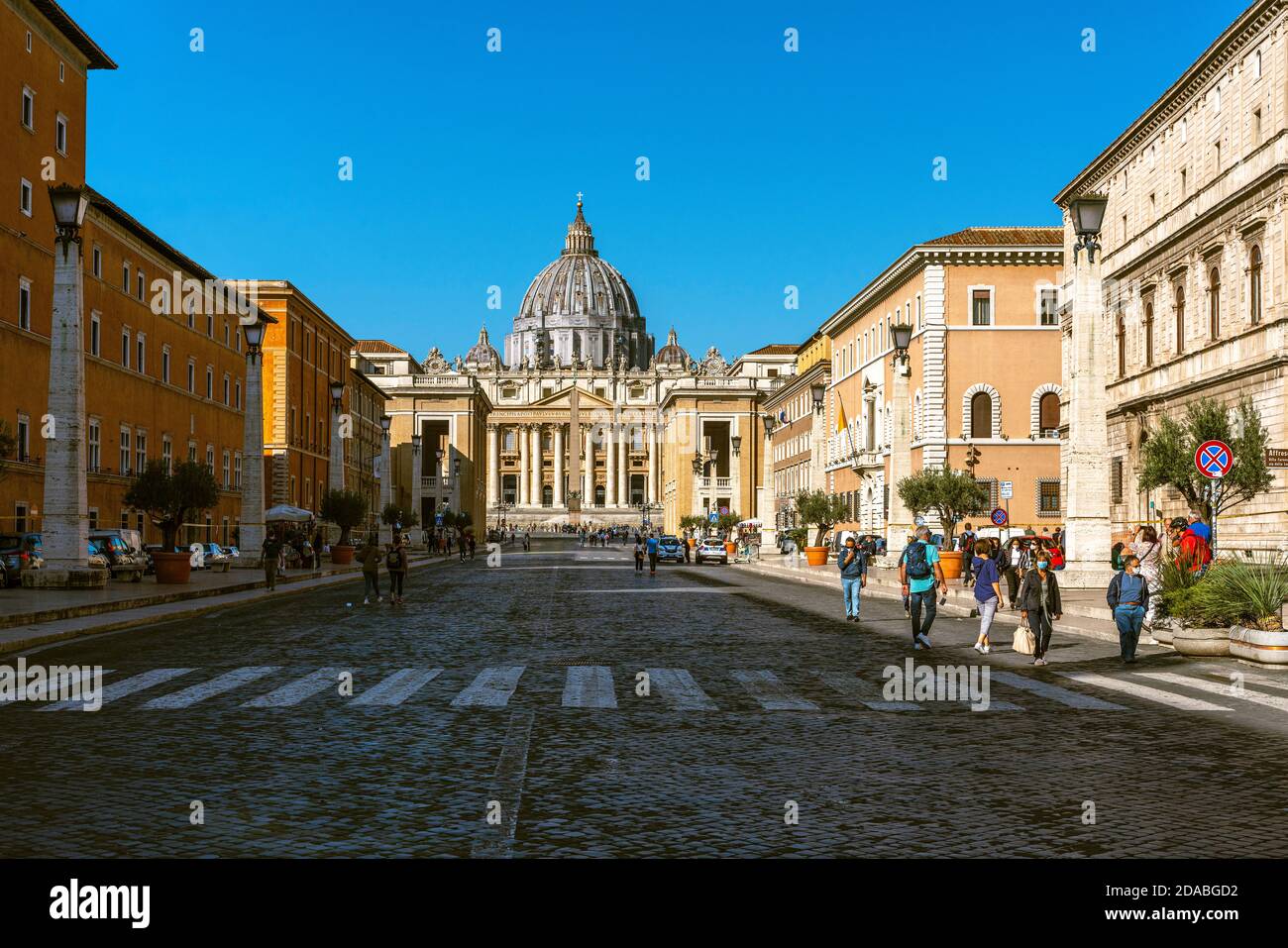 La basilique de San Pietro et la Piazza San Pietro avec sa colonnade. Vatican, Rome, Italie, Europe Banque D'Images