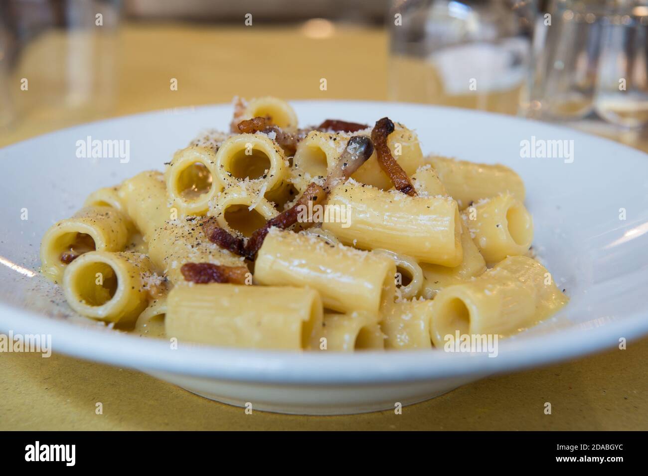 Le rigatoni alla carbonara est un plat de spécialité de la région du latium Et le tour des Roms Banque D'Images