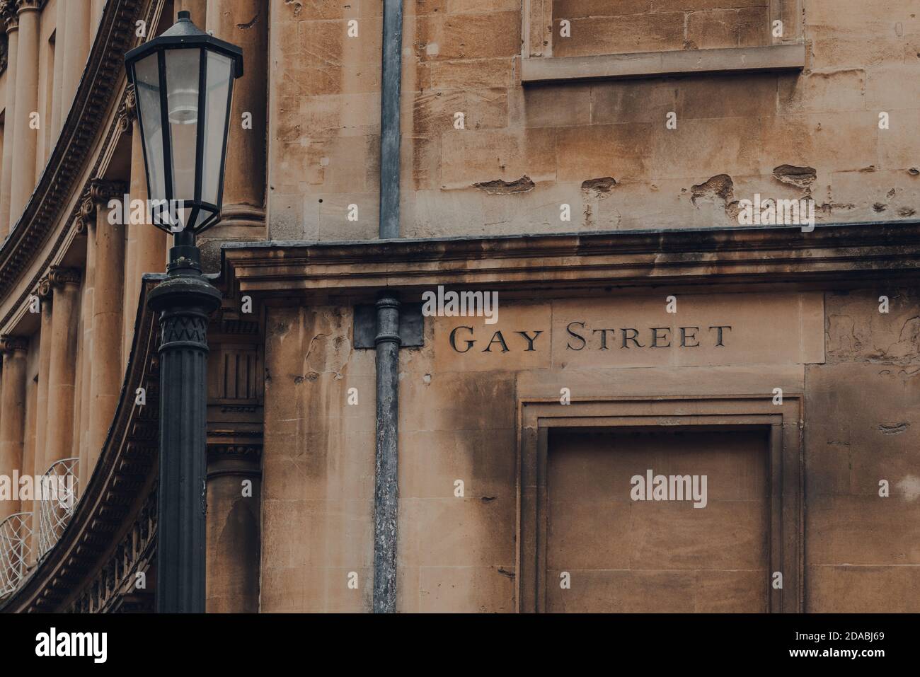 Gros plan d'un nom de rue sur gay Street à Bath, Somerset, Royaume-Uni. Banque D'Images