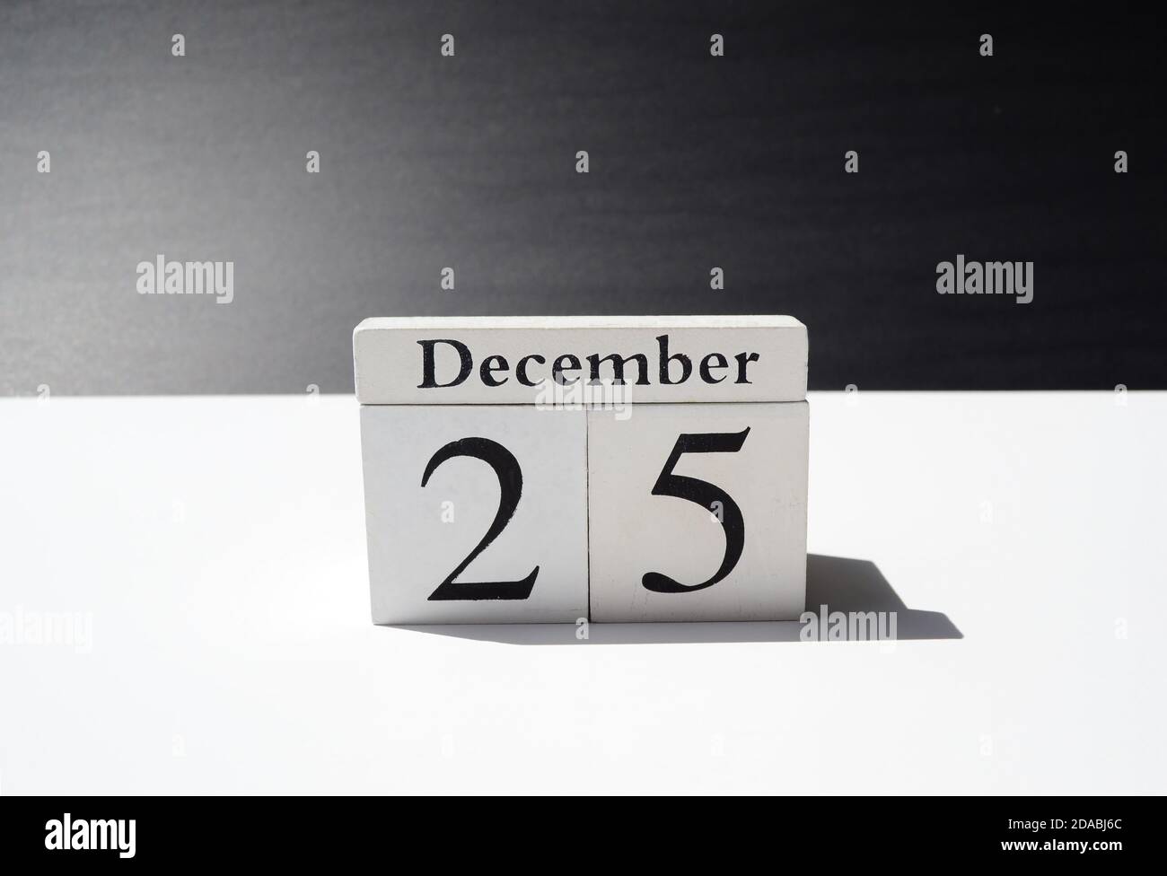 Cube blanc numéro 25 et décembre avec noir et blanc arrière-plan Banque D'Images