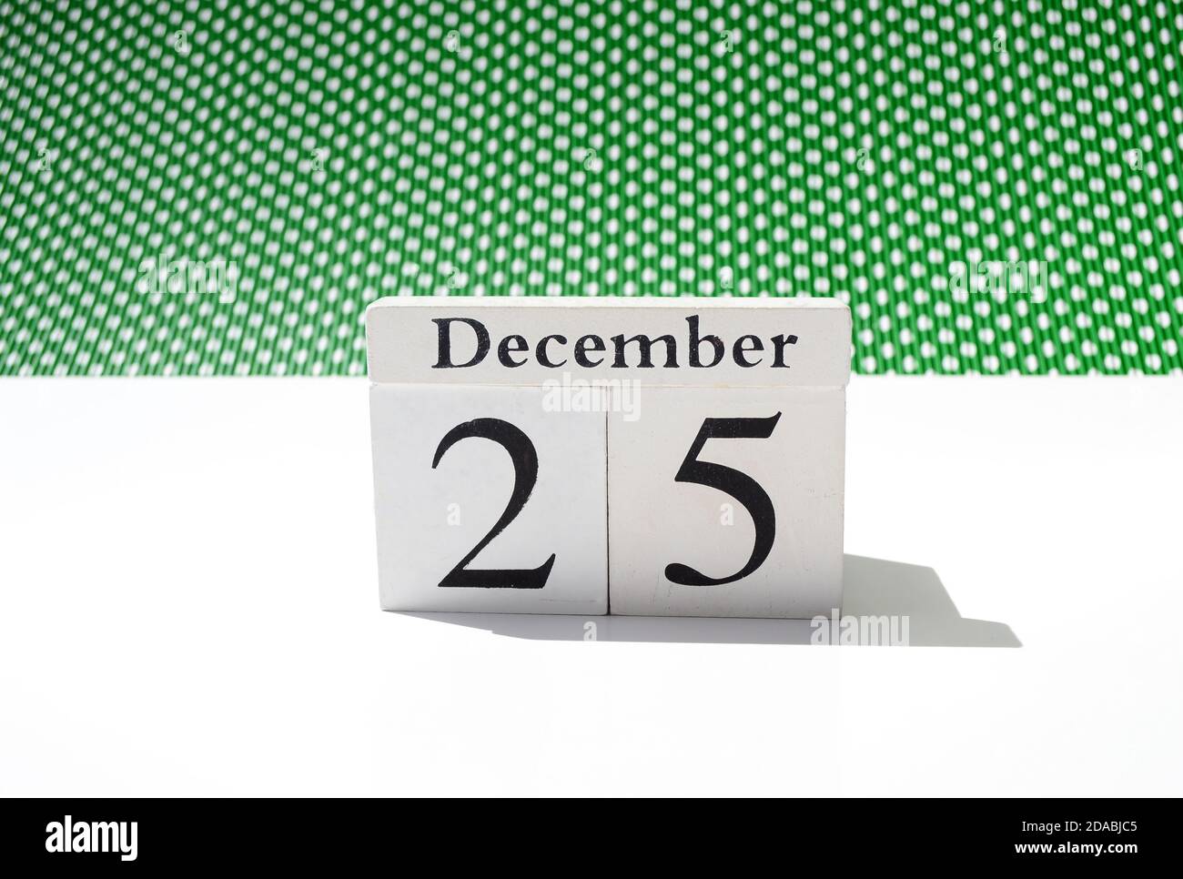Cube blanc 25 et décembre avec polka blanc et vert arrière-plan du point Banque D'Images