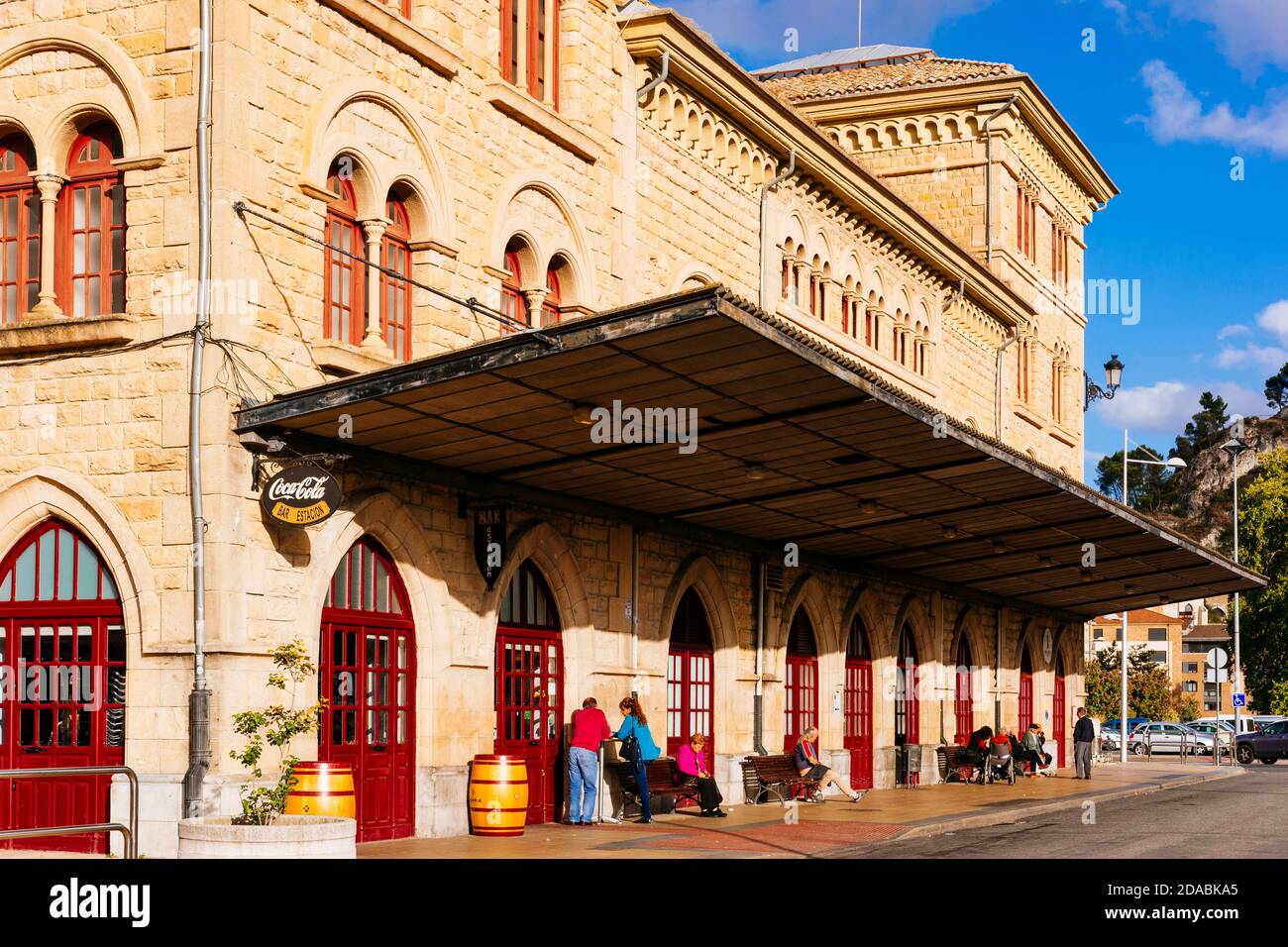 Ancienne gare d'Estella - Lizarra du chemin de fer Basque-Navarro. De style néo-roman, il a été transformé aujourd'hui en une gare routière. French Way, W Banque D'Images