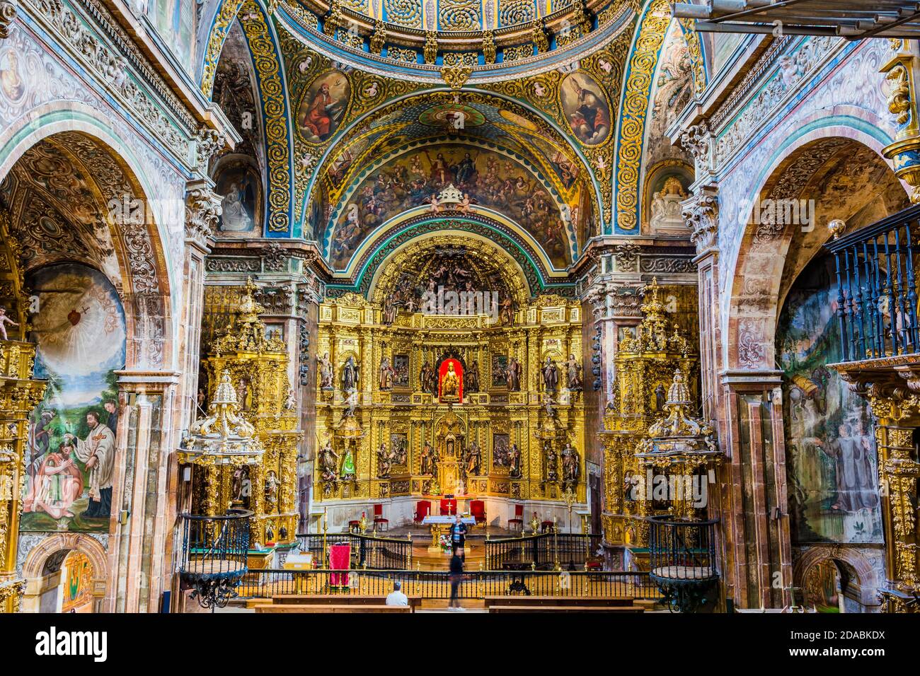 L'église de Santa María, XIIe siècle, où fut érigé un temple de style roman, à laquelle plusieurs gothiques, Renaissance, baroques et néoclans Banque D'Images L'église de Santa María, XIIe siècle, où fut érigé un temple de style roman, à laquelle plusieurs gothiques, Renaissance, baroques et néoclans Banque D'Images