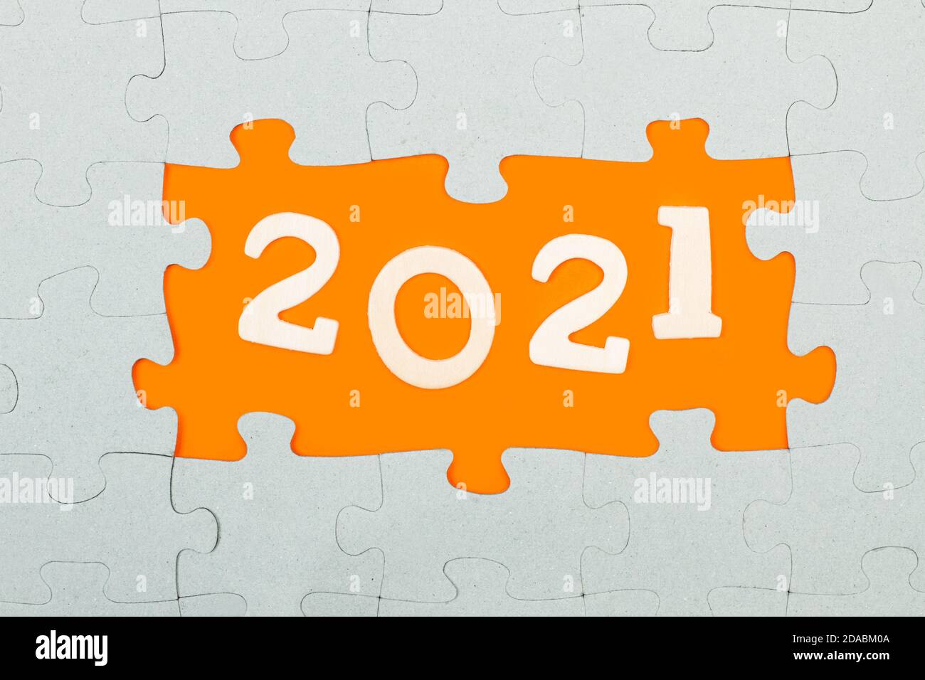 accueil de 2021 ans avec pièces de puzzle sur fond orange Banque D'Images