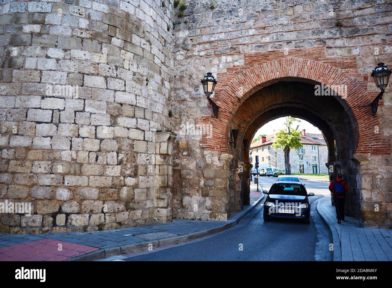 L'arche de San Martín est l'une des portes du mur de la ville espagnole de Burgos. French Way, Way of St. James. Burgos, Castille et Leon, Espagne, E Banque D'Images