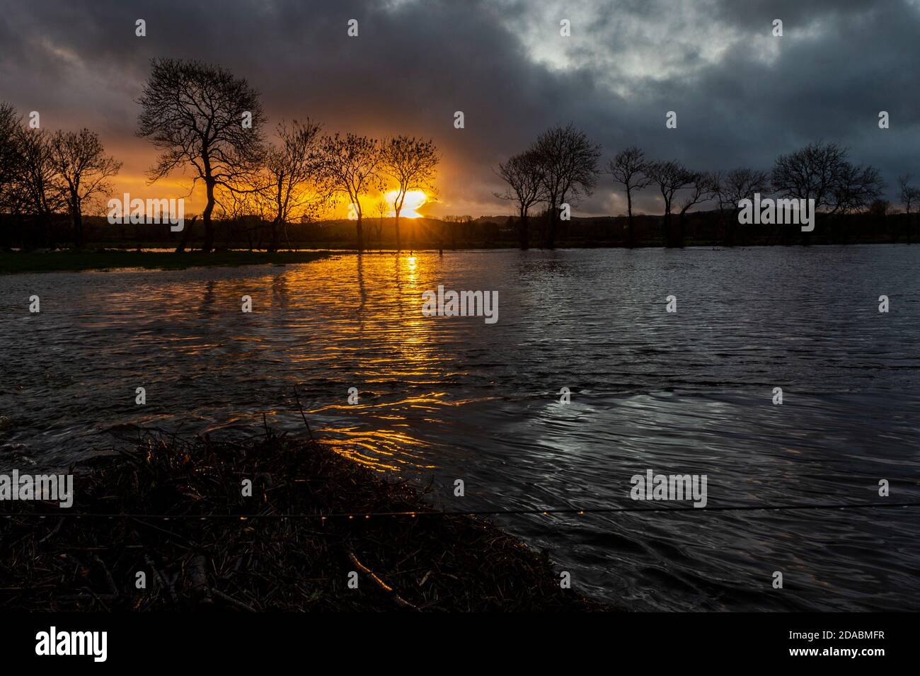 Caheragh, West Cork, Irlande. 11 novembre 2020. Le soleil se couche sur les champs inondés de Caheragh, près de Skibbereen, après une journée de pluie torrentielle. Les inondations se produisent au milieu d'un avertissement météorologique jaune met Éireann pour le comté de Cork, qui est en place jusqu'à 18h ce soir. Crédit : AG News/Alay Live News Banque D'Images