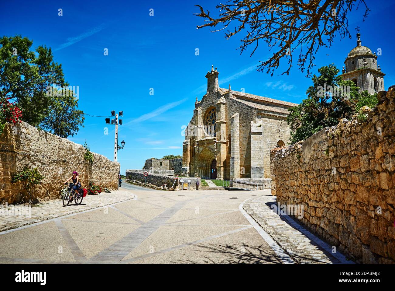 Pèlerin sur un vélo à côté de l'église de Nuestra Señora del Manzano, notre Dame de Manzano, ou Iglesia de Santa María del Manzano. French Way, Way of Banque D'Images