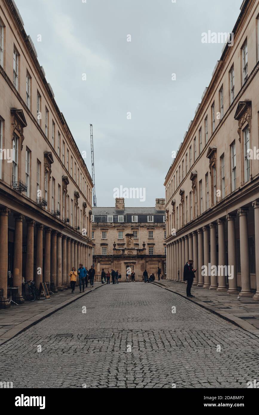 Bath, Royaume-Uni - 04 octobre 2020 : vue sur la rue Bath à Bath, la plus grande ville du comté de Somerset connue pour ses bains romains. Banque D'Images